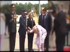 US: સ્વાગત દરમિયાન મહિલા અધિકારીના હાથમાંથી પડ્યુ ફૂલ, બાદમાં મોદીએ જે કર્યું તેનાથી સૌ કોઇ ચોંકી ઉઠ્યા, જુઓ વીડિયો