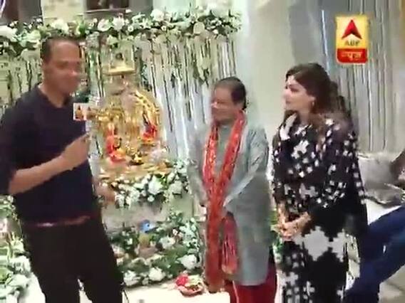 अजय कपूर के घर पर बाप्पा के दर्शन करने पहुंचे अनूप जलोटा, अनू मलिक और कनिका कपूर समेत कई बड़े सिंगर 