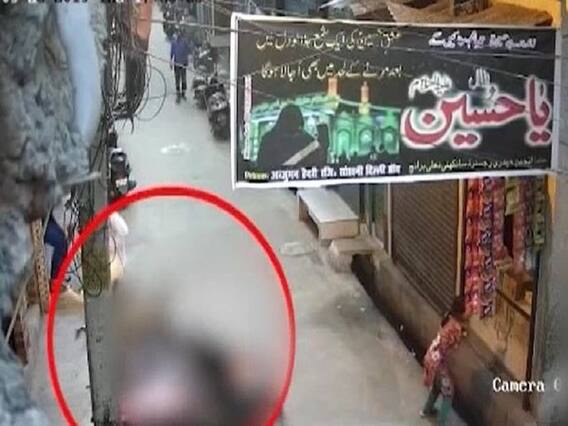 दिल्ली में अपराधियों के हौंसले बुलंद, बीच सड़क पर बाइक सवार को मारी गोली, CCTV में घटना कैद