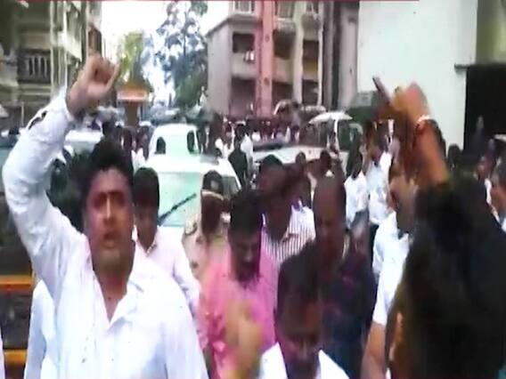 महाराष्ट्र में बगावत कर रहे बीजेपी और कांग्रेस दोनों पार्टियों के नेता, देखिए पूरा मामला