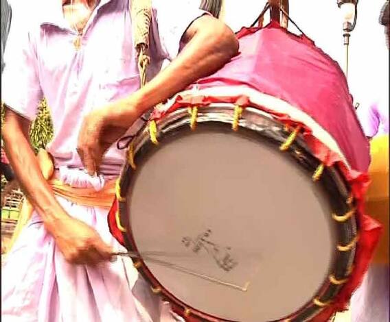 Reporter Stories: বিভিন্ন জেলা থেকে শিয়ালদা স্টেশনে জড়ো হয়েছেন ঢাকিরা