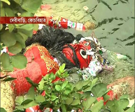 কোচবিহারের বড় দেবীর পুজোয় প্রথা মেনে প্রতিমার কাঠামো খণ্ডিত করে যমুনা দিঘির জলে হচ্ছে বিসর্জন