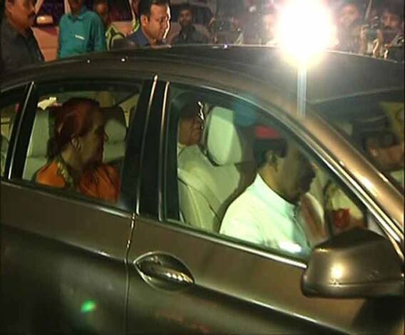 মুখ্যমন্ত্রীর আমন্ত্রণে কালীঘাটে তাঁর বাড়ির পুজোয় সস্ত্রীক রাজ্যপাল, মন্ত্রীদের সঙ্গেও হল সাক্ষাৎ