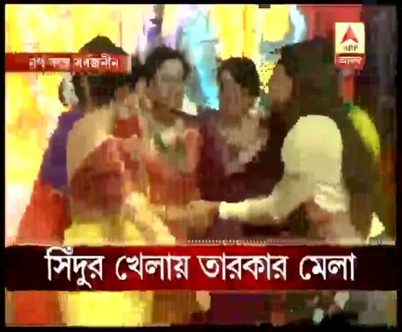 নর্থ বম্বে সর্বজনীন সহ মুম্বইয়ের বিভিন্ন পুজোর সিঁদুর খেলায় তারকাদের মেলা