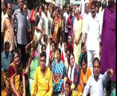 Reporter Stories: আগরপাড়ায় গ্রেফতার কংগ্রেস নেতা সন্ময় বন্দ্যোপাধ্যায়, প্রতিবাদে বিক্ষোভ, অবরোধ কং-সিপিএম সমর্থকদের
