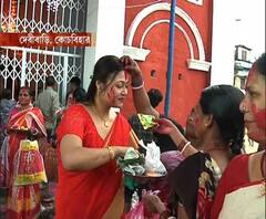 কোচবিহারের দেবীবাড়়ির বড় দেবী বরণ, চলছে সিঁদুরখেলা