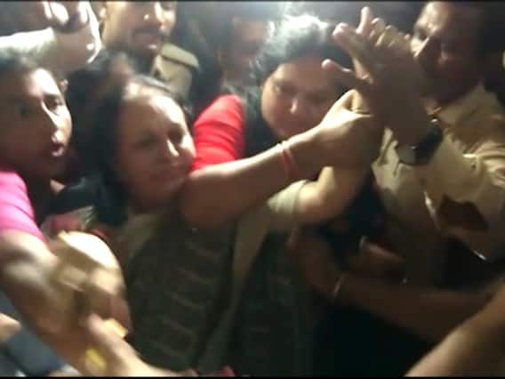 વડોદરામાં દૂષિત પાણી મુદ્દે લોકોનો હલ્લાબોલ, મેયર સાથે ધક્કામુક્કીનો આક્ષેપ, જુઓ વીડિયો