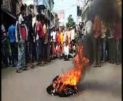 ধনেখালিতে তৃণমূলের মিছিল থেকে বিজেপি কর্মীর বাড়িতে হামলা, মারধরের অভিযোগ, টায়ার জ্বালিয়ে পথ অবরোধ