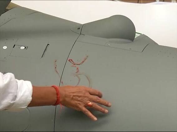 રાજનાથ સિંહે નાળિયેર વધેરી લીધી રાફેલની ડિલીવરી, શાસ્ત્રોક્ત વિધિથી પૂજન કરીને લખ્યો ‘ઓમ’, જુઓ વીડિયો