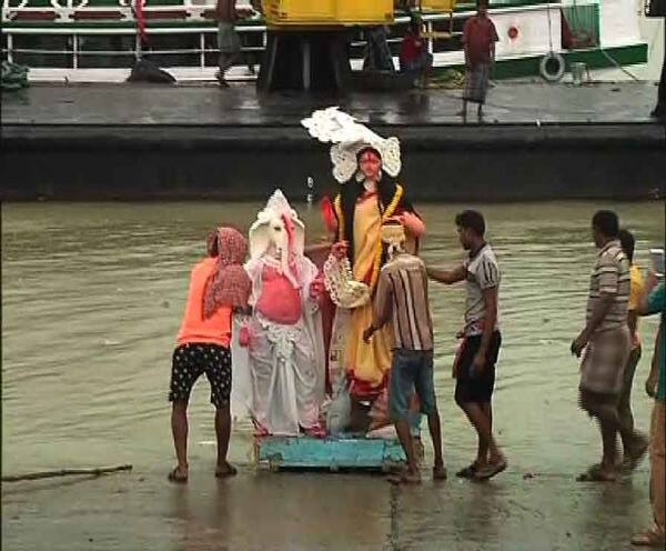 আজও গঙ্গার বিভিন্ন হবে প্রতিমা বিসর্জন, কলকাতা পুরসভার তরফে রয়েছে বিশেষ পুলিশি ব্যবস্থা Durga immersion at various places in Kolkata আজও গঙ্গার বিভিন্ন হবে প্রতিমা বিসর্জন, কলকাতা পুরসভার তরফে রয়েছে বিশেষ পুলিশি ব্যবস্থা