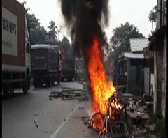 তৃণমূল-বিজেপি সংঘর্ষে ফের উত্তপ্ত তুফানগঞ্জ, প্রতিবাদে পথ অবরোধ স্থানীয় ব্যবসায়ীদের