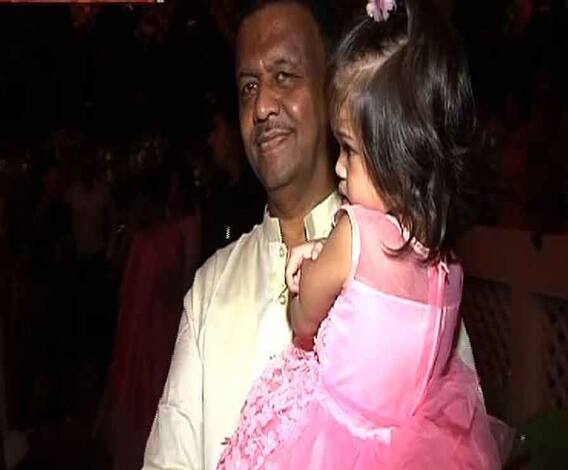 দেখুন, নাতনিকে কোলে নিয়ে চেতলা অগ্রণীতে ফিরহাদ হাকিম