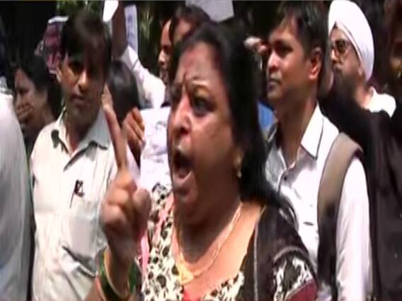 PMC बैंक घोटाले के पीड़ितों का फूटा गुस्सा, 'RBI चोर है' के लगाए नारे