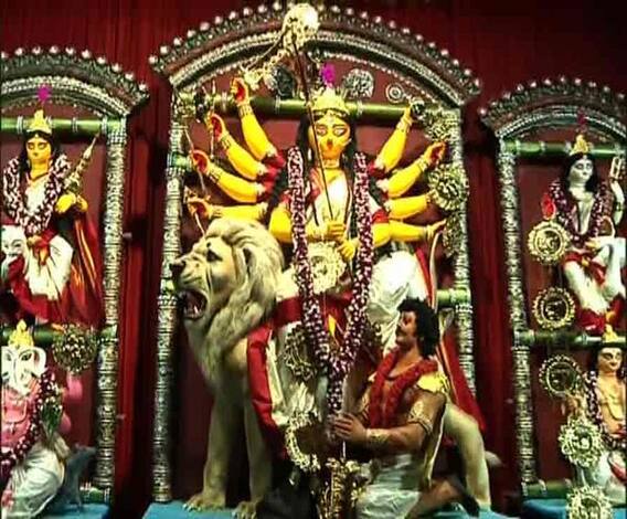 দেশজুড়ে আর্থিক মন্দার থিম শ্যামবাজার স্ট্রিট বন্ধুদলের পুজোয়, বেলঘরিয়ায় বাসুদেবপুর দুর্গামন্দিরের থিম প্লাস্টিক বর্জন ও গাছ বাঁচানো