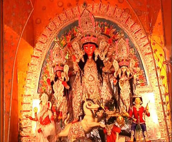 মহাষষ্ঠীর সকালে হাতিবাগান সর্বজনীনের পুজো মণ্ডপে এবিপি আনন্দ