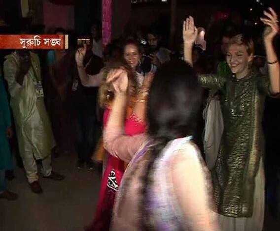 সুরুচি সঙ্ঘের পুজোয় দশমীতে সুরকার জিৎ গঙ্গোপাধ্যায়, মন্ত্রী অরূপ বিশ্বাসের সঙ্গে বাজালেন ঢাক 