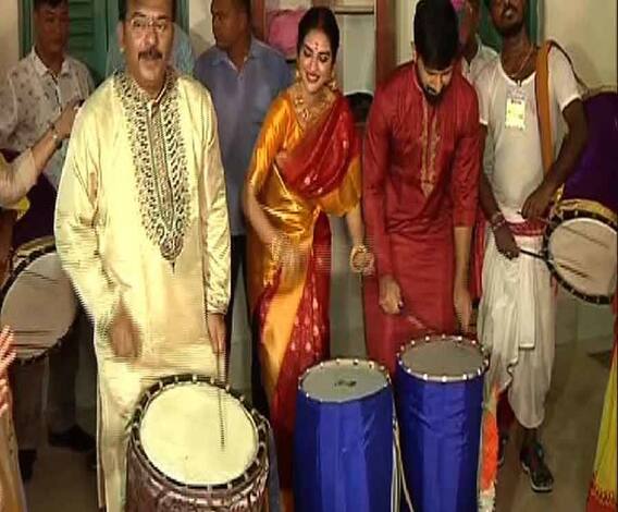 সুরুচি সঙ্ঘে ঢাক বাজালেন নুসরত