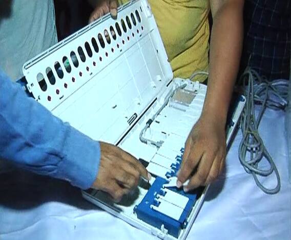 WEB EXCLUSIVE | मतदानादरम्यान ईव्हीएम आणि व्हीव्हीपॅट कसं काम करतं? | ABP MAJHA