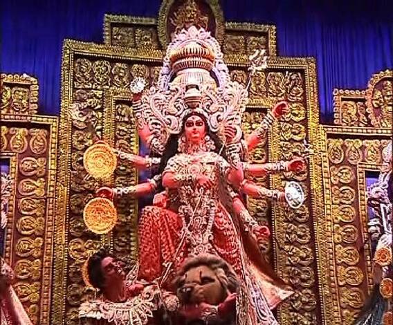 ঢাকের তালে আগমনী সুর, পঞ্চমীতেই জনস্রোতে ভাসছে মহানগরী