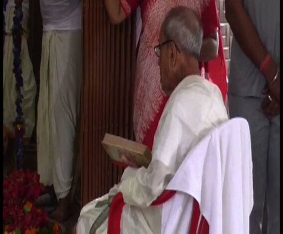 বীরভূমের কীর্ণাহারের মিরিটি গ্রামে বাড়ির পুজোয় প্রণব মুখোপাধ্যায়