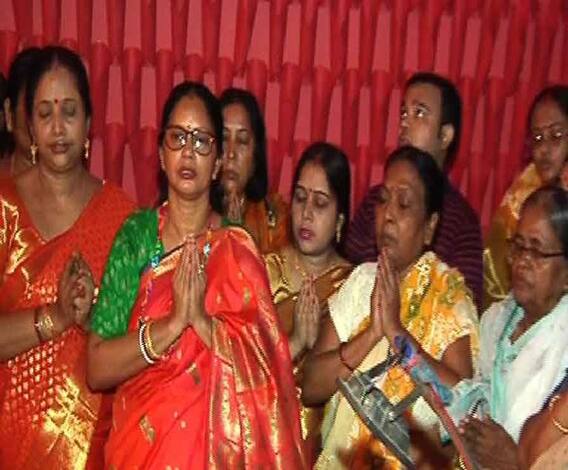 অষ্টমীর অঞ্জলিতে ‘সন্তানন দেহি’ মন্ত্র, লিঙ্গ-বৈষম্য ঘোচাতে উদ্যোগ ‘দ্য টেলিগ্রাফ’-এর