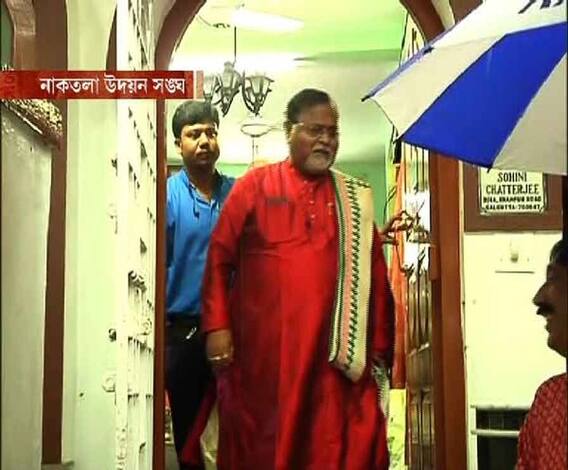 পরনে লাল পাঞ্জাবি, ধুতি, প্রাচীন ভিন্টেজ কারে চড়ে নাকতলা উদয়ন সঙ্ঘের পুজো মণ্ডপে গেলেন শিক্ষামন্ত্রী