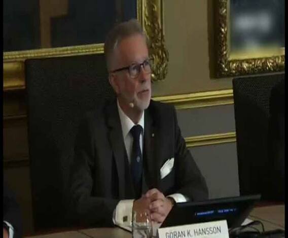 দেখে নিন ২০১৯ সালে অর্থনীতিতে নোবেল প্রাপক হিসাবে অভিজিত্‍ বিনায়ক বন্দ্যোপাধ্যায়ের নাম ঘোষণার সেই মুহূর্ত