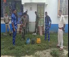Reporter Stories: সাঁইথিয়ায় তৃণমূল কর্মী খুনে মূল অভিযুক্তের বন্ধ বাড়ির সামনে থেকে ৩ ড্রাম ভর্তি ৭০টি তাজা বোমা উদ্ধার