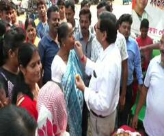Reporter Stories: জনসংযোগ বাড়াতে বাঁকুড়া পুরসভার ৪ নম্বর ওয়ার্ডে পথচারীদের মিষ্টিমুখ করাল তৃণমূল