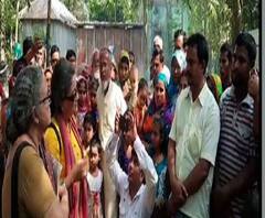 Reporter Stories: দিনহাটায় ছিটমহলে সাধারণ মানুষের সঙ্গে কথা বলতে গিয়ে বিএসএফের বাধার মুখে অপর্ণা-বোলান