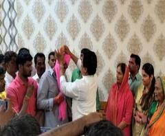 Karjat Jamkhed Election | ...आणि पराभूत झालेल्या राम शिंदेंनी रोहित पवारांना फेटा बांधला | ABP Majha