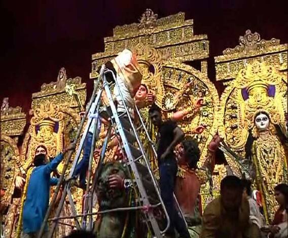 আজ একাদশী, মণ্ডপে মণ্ডপে চলছে সিঁদুরখেলা