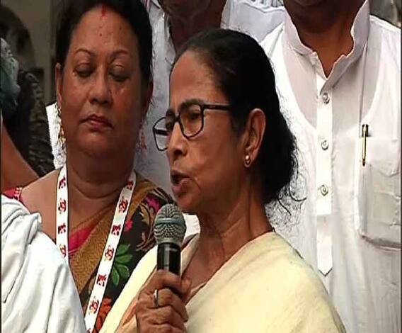 ‘সবাই বাংলায় এসো, বিভেদ ছড়াতে এসো না, সবাই আতিথেয়তা পাবে,’ পুজো উদ্বোধনে গিয়ে বার্তা মমতার