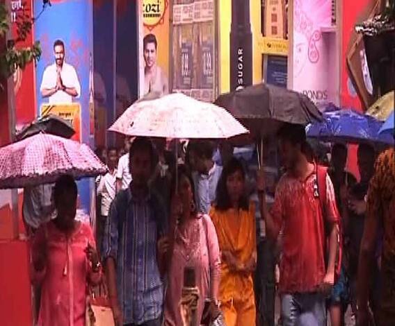 সপ্তমীর বিকেলে কলকাতার বিভিন্ন জায়গায় মুষলধারে বৃষ্টি