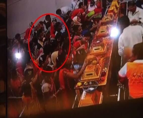 Temple Theft | नाशिकच्या कालिका माता मंदिरात मोबाईल, मंगळसूत्राच्या चोरीचा प्रयत्न,चोरांच्या टोळीला बेड्या | ABP Majha 