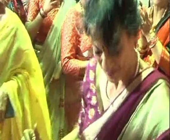 নর্থ বম্বে সর্বজনীনের পুজোয় ঢাকের তালে পা মেলালেন তনুজা