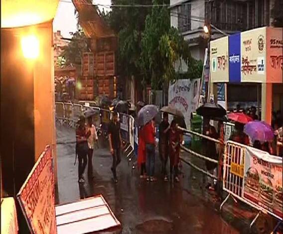 সপ্তমীর সন্ধ্যায় আকাশের মুখ ভার, মুষলধারে বৃষ্টি শহরে