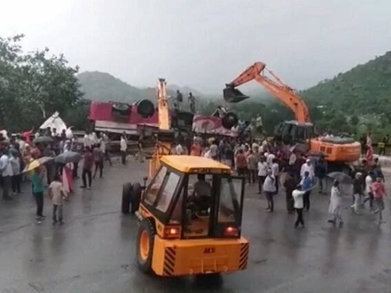 અંબાજી પાસે ગોજારો અકસ્માતઃ આણંદના ખડોલમાં નીકળી એક સાથે છ નનામી, લોકો હીબકે ચડ્યા