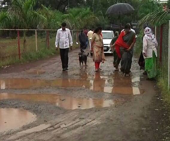 Maharashtra Assembly Polls | खराब रस्ते, चिखल, नाशिकमधील 'हा' रस्ता मतदान केंद्राकडे जातो | ABP Majha