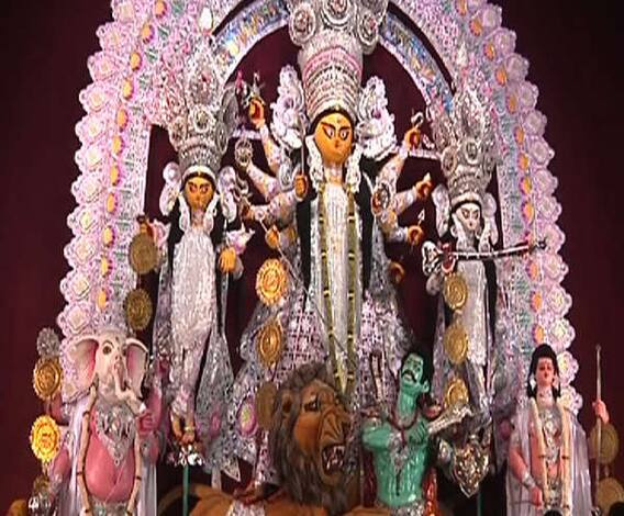 আজ বিচ্ছেদের বিজয়া, দশমীর আরতির পর শুরু সিঁদুর খেলা