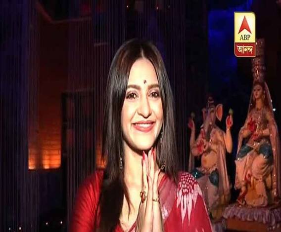 বাঘাযতীন তরুণ সঙ্ঘের পুজোমণ্ডপে পুষ্পাঞ্জলি অভিনেত্রী প্রিয়ঙ্কা সরকারের