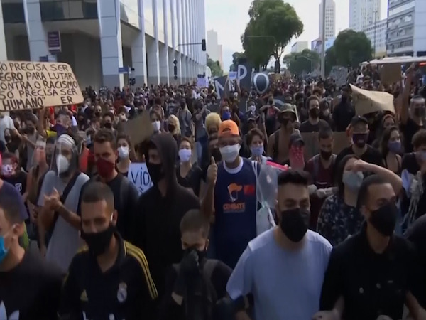 Brazil: President being criticised over policies to combat corona